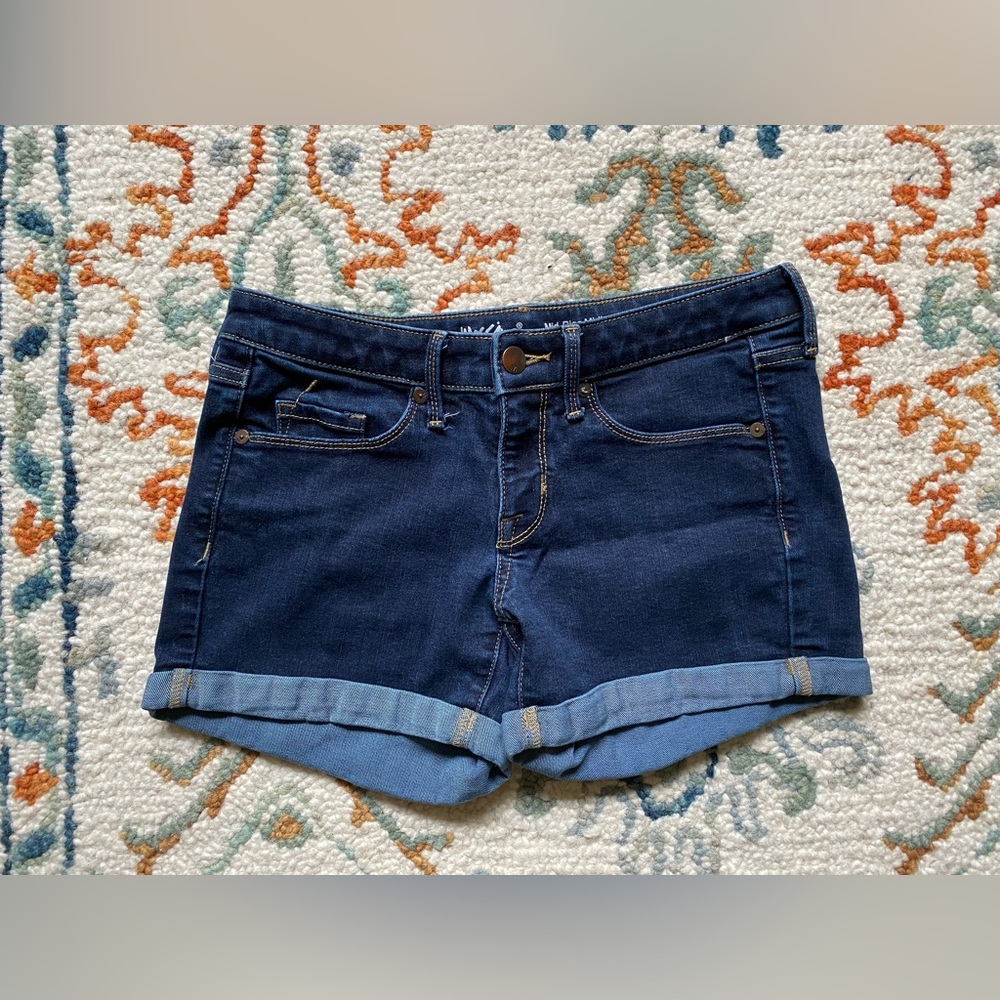 Mossimo mid-rise denim shorts women’s size 2